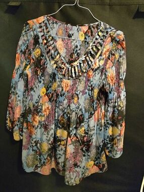 Floral Pleated V-Neck Women’s Top - Multicolor